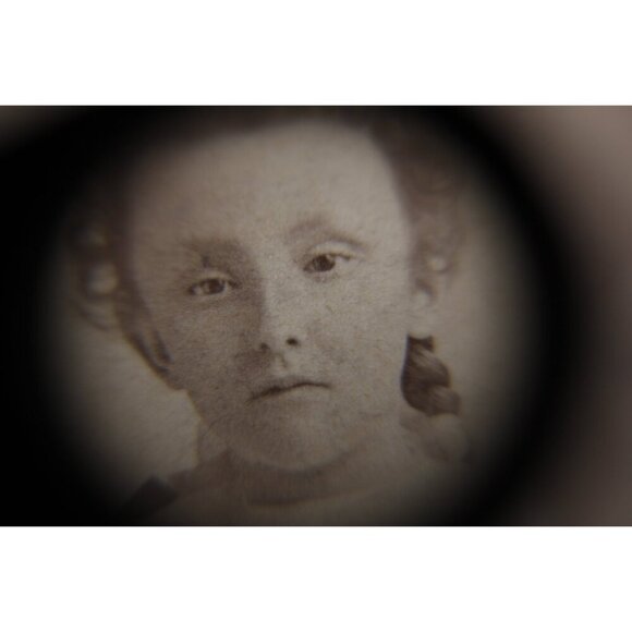 Antique albumen salt print photograph of a little girl, Victorian studio - Picture 4 of 5